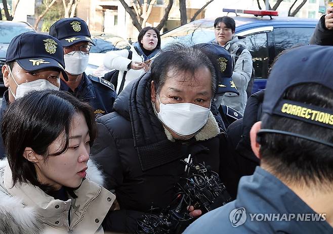 '건진법사' 전성배, 영장실질심사 출석 (서울=연합뉴스) 임헌정 기자 = 정치자금법 위반 혐의를 받는 이른바 '건진법사'로 알려진 전성배 씨가 19일 서울 양천구 서울남부지법에서 열린 구속 전 피의자 심문(영장실질심사)에 출석하며 법정으로 향하고 있다. 2024.12.19 kane@yna.co.kr