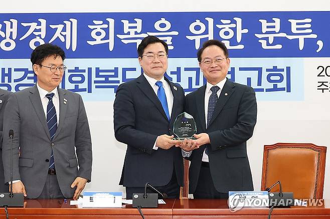 허영 단장에게 감사패 전달하는 박찬대 원내대표 (서울=연합뉴스) 박동주 기자 = 더불어민주당 박찬대 원내대표가 6일 서울 여의도 국회에서 열린 민생경제회복단 성과보고회에서 민생경제회복단 단장인 허영 의원에게 감사패를 전달하고 있다. 2025.3.6 pdj6635@yna.co.kr