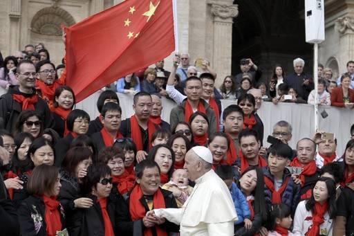 중국 가톨릭 신자들과 만난 프란치스코 교황 2018년 4월 바티칸의 성베드로 광장에서 중국에서 온 신자들과 만나 인사를 나누는 프란치스코 교황 [AP 연합뉴스 자료사진]