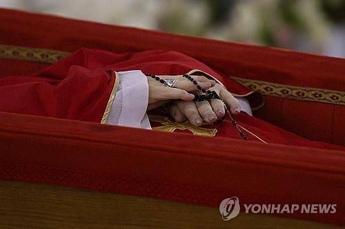 바티칸이 공개한 프란치스코 교황 입관 모습. [AP 연합뉴스 자료사진. 재판매 및 DB 금지]