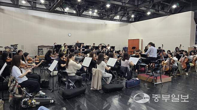 4월 말 마티네 콘서트를 앞두고 연습에 몰두하고 있는 양주시향과 박승유 지휘자. 사진=한기홍 기자
