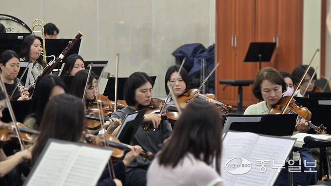 양주시향의 바이올린 파트. 예매에 성공한 시민 80인은 가장 가까운 거리에서 슈만 교향곡 3번을 감상할 수 있게 됐다. 사진=한기홍기자