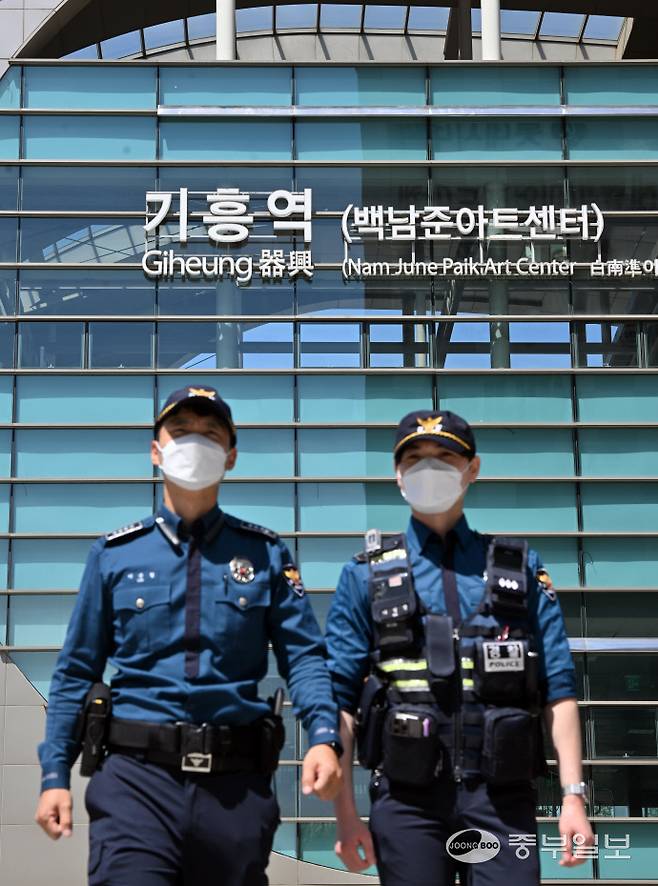 수도권 전철 수인분당선 기흥역에 폭탄을 설치했다는 내용의 온라인 게시글이 올라와 경찰이 작성자 추적에 나선 23일 오후 용인시 기흥역 일대에서 경찰이 수색 등 경계활동을 강화하고 있다. 김경민기자