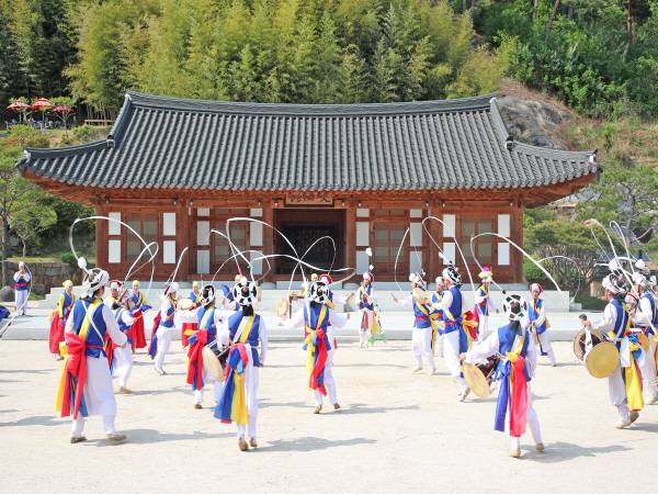 남사예담촌 기산국악당 상설 공연 모습. / 산청군