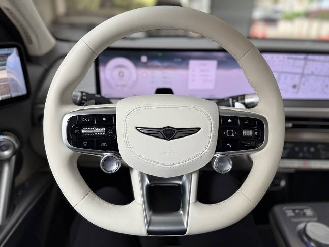 제네시스 GV60 스티어링 휠./사진=백유진 기자 byj@