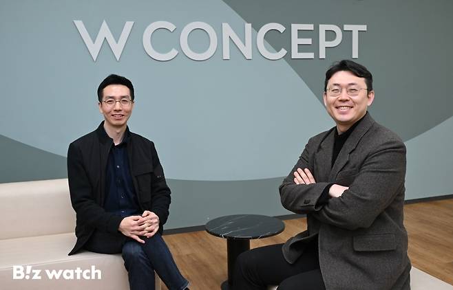 배영준 W컨셉 검색&데이터 개발팀장(왼쪽)과 김현구 W컨셉 Biz Dev.팀장. /사진=이명근 기자 qwe123@