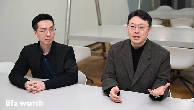 배영준 W컨셉 검색&데이터 개발팀장(왼쪽)과 김현구 W컨셉 Biz Dev.팀장. /사진=이명근 기자 qwe123@
