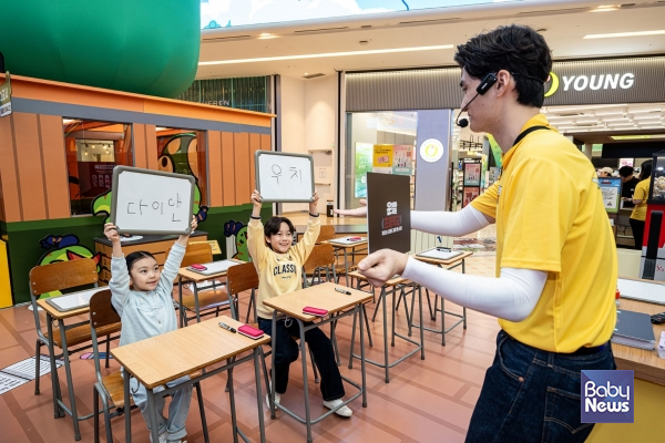 어린이 모델들이 스타필드 하남에서 진행 중인 제5회 벌룬 페스티벌' 운빨초등학교에서 미니게임에 참여하고 있다. ⓒ스타필드