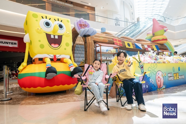 어린이 모델들이 스타필드 하남에서 진행 중인 '제5회 벌룬 페스티벌' 집게리아에서 사진 촬영을 하고 있다. ⓒ스타필드