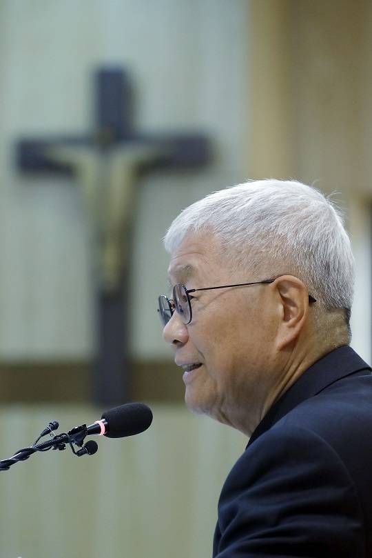 교황청 성직자부 장관 유흥식 추기경이 2022년 12월 2일 서울 중곡동 한국천주교중앙협의회에서 기자회견을 하고 있다. 사진=뉴시스