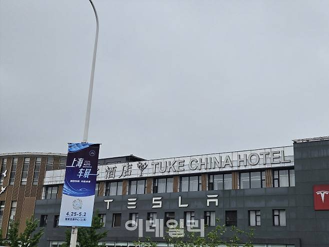 22일 중국 상하이 도로에 상하이 모터쇼를 알리는 포스터가 걸려 있다. (사진=이데일리 이명철 특파원)