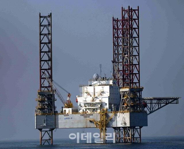 한국해양과학기술원 소속 해양조사선 온누리호가 촬영한 서해 잠정조치수역(PMZ) 내 중국 구조물[엄태영 국민의힘 의원실 제공]