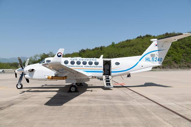 국내에 단 한 대 뿐인 기상항공기 나라호. 나라호는 지난 2017년 11월 국내에 도입됐으며 구름 씨 살포 장치와 26종의 관측 장비가 탑재돼 있다. 나라호는 도입된 후 인공강우 실험 효과 확인율을 도입 전 40%에서 도입 후 77%로 높였으며 최대 증우량도 2.0㎜에서 4.5㎜로 늘리는 등 제 역할을 해내고 있다. (사진=기상청)