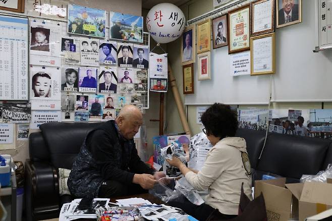 풍선을 만드는 납북자 가족[연합뉴스 제공]