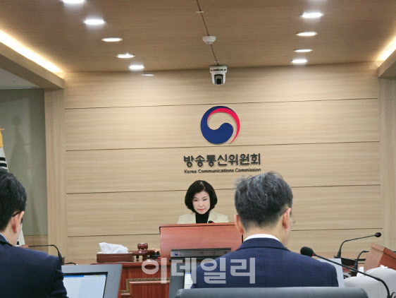 이진숙 방송통신위원회 위원장이 23일 방통위 전체회의에서 안건 설명을 듣고 있다(사진=윤정훈 기자)