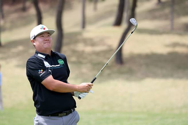 임성재가 23일 서원밸리 컨트리클럽에서 연습라운드하며 샷을 점검하고 있다. (사진=KPGA)