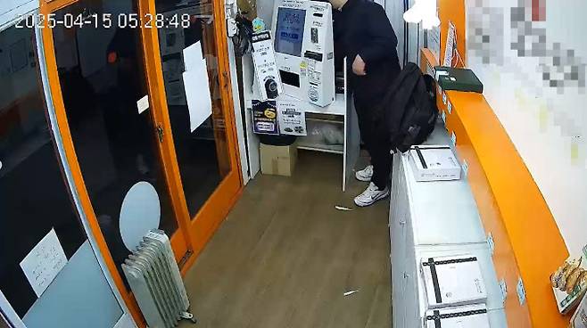 절도 혐의로 경찰에 붙잡힌 30대 남성이 무인점포에서 돈을 훔치는 모습. (사진=용산경찰서)