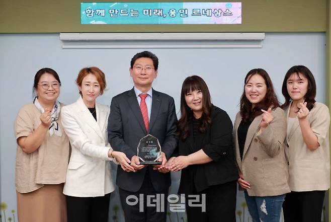 23일 용인시청을 방문한 고진초 학부모들이 이상일 용인특례시장에게 감사패를 전달하고 있다. 이 시장은 고진초 꿈빛도서관 리모델링, 다함께 돌봄센터 등 학교시설 개선사업을 적극 지원했다.(사진=고진초 학교운영위원회)