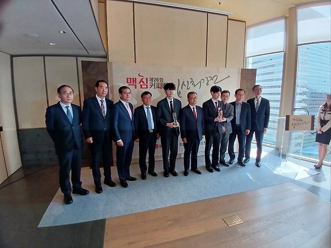 우승자 이지현 9단, 준우승자 신진서 9단과 동서식품·한국기원 관계자 등이 기념사진을 찍고 있다.(사진 MHN 엄민용 선임기자)