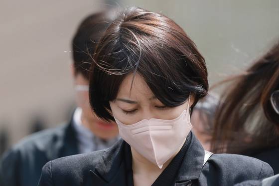 음주운전과 불법 숙박업 혐의로 기소된 문재인 전 대통령의 딸 다혜 씨가 17일 서울 마포구 서울서부지방법원에서 열린 1심 선고 공판을 마친 뒤 차량으로 이동하고 있다. 〈사진=연합뉴스〉