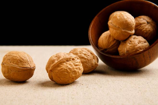 호두에 들어있는 강력한 항산화 성분이 암을 예방하는 효과가 있는 것으로 알려졌다. [사진=게티이미지뱅크]