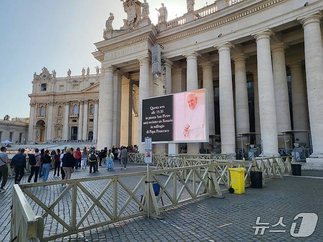 22일 성 베드로 광장에 생전 프란치스코 교황의 모습이 담긴 전광판이 보인다. ⓒ News1 김지완 기자