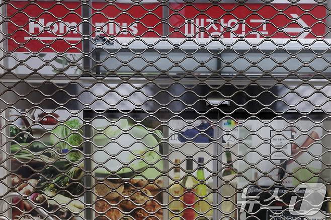 금융당국이 홈플러스 사태와 관련해 홈플러스 경영진과 대주주 MBK파트너스를 사기적 부정거래 혐의로 검찰에 이첩한 가운데 22일 서울 시내 한 홈플러스 매장이 오픈 준비에 한창이다. 2025.4.22/뉴스1 ⓒ News1 이동해 기자