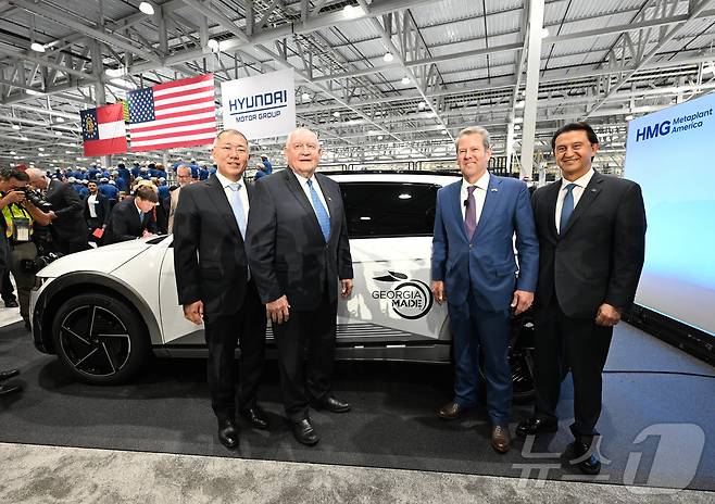 정의선 현대차그룹 회장이 26일(현지시간) 미국 조지아주 엘라벨에 위치한 ‘현대자동차그룹 메타플랜트 아메리카(Hyundai Motor Group Metaplant America, HMGMA)’ 준공식에 참석해 생산된 아이오닉 5 차량에 서명 후 참석자들과 기념촬영을 하고 있다. 왼쪽부터 정 회장, 소니 퍼듀(Sonny Perdue) 전 조지아 주지사, 브라이언 켐프(Brian P. Kemp) 조지아 주지사, 호세 무뇨스(José Muñoz) 현대차 대표이사 사장(현대차그룹 제공, 판매 및 DB 금지) 2025.3.27/뉴스1