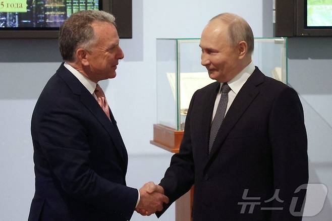 블라디미르 푸틴 러시아 대통령이 11일(현지시간) 상트페테르부르크에서 스티브 위트코프 미국 중동 담당 특사와 만나 악수를 하고 있다. 2025.04.13 ⓒ AFP=뉴스1 ⓒ News1 우동명 기자