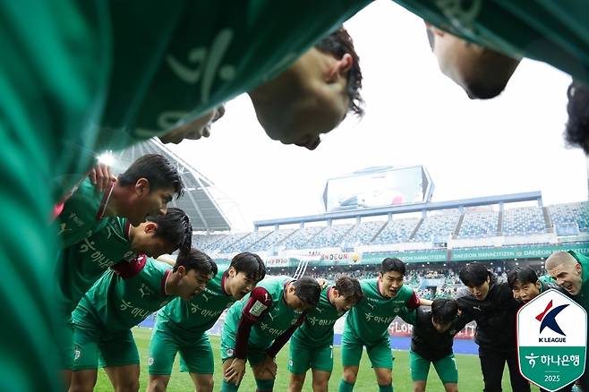 최근 10년 동안 어려움을 겪던 대전하나시티즌이 2025 시즌 리그 선두를 달리고 있다. 선수단 분위기가 전과는 확 달라졌다. (한국프로축구연맹 제공)