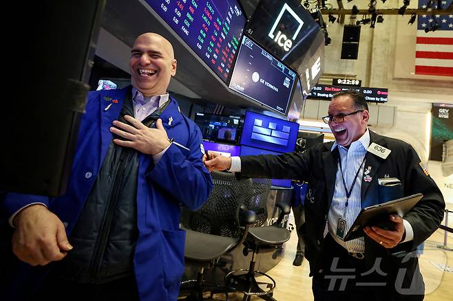 주가 급등에 환호하고 있는 미증시 트레이더들.  ⓒ 로이터=뉴스1