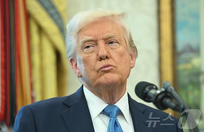 도널드 트럼프 미국 대통령이 22일(현지시간) 워싱턴DC 백악관 집무실에서 열린 폴 앳킨스 증권거래위원회(SEC) 위원장 취임 선서식에 참석해 기자의 질문을 받고 있다. ⓒ AFP=뉴스1 ⓒ News1 류정민 특파원