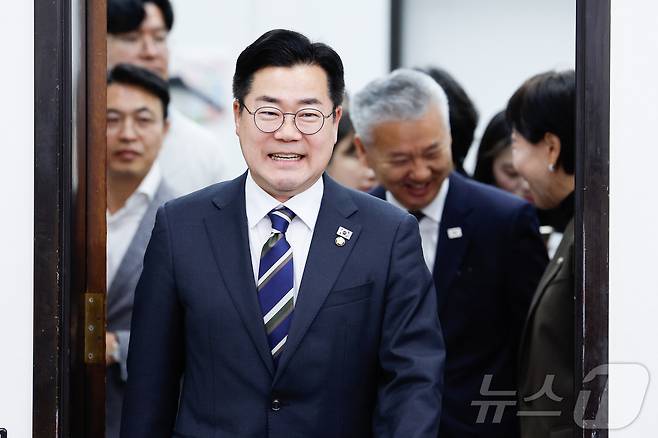 박찬대 더불어민주당 대표 직무대행 겸 원내대표가 23일 오전 서울 여의도 국회에서 열린 최고위원회의에 입장하고 있다. 2025.4.23/뉴스1 ⓒ News1 안은나 기자