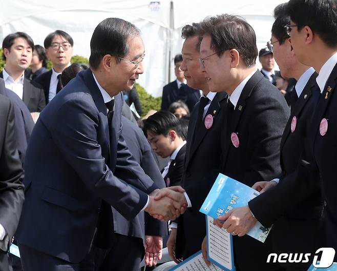 한덕수 국무총리와 이재명 더불어민주당 대표가 19일 서울 강북구 국립4.19민주묘지에서 열린 ‘제64주년 4.19혁명 기념식’에 참석해 인사하고 있다. (공동취재) 2024.4.19/뉴스1 ⓒ News1 박지혜 기자