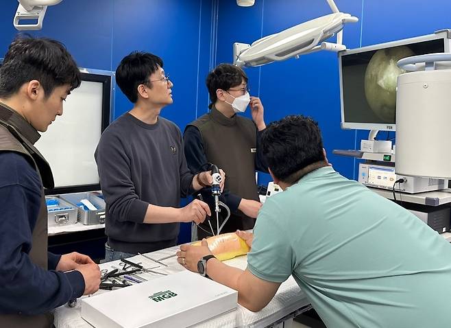 솔렌도스는 본동물의료센터 김용선 대표원장(왼쪽에서 두 번째)을 강사로 초청해 지난 18일과 19일 인천 송도 HLB바이오스텝에서 '양방향 척추내시경 수술법'을 주제로 세미나를 개최했다(본동물의료센터 제공). ⓒ 뉴스1