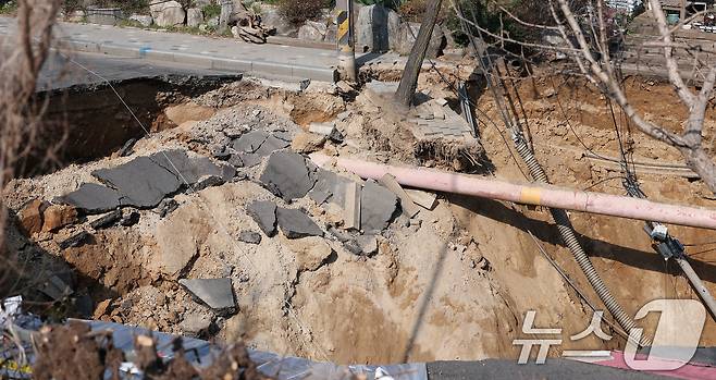 서울 강동구 명일동 대명초등학교 인근 사거리에 발생한 싱크홀(땅 꺼짐) 사고 현장 모습. 2025.3.31/뉴스1 ⓒ News1 김성진 기자