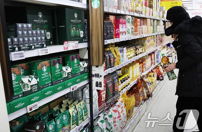 지난 1월 16일 서울 한 대형마트에 수입커피 등 식품류가 진열돼 있다. 2025.1.16/뉴스1 ⓒ News1 송원영 기자