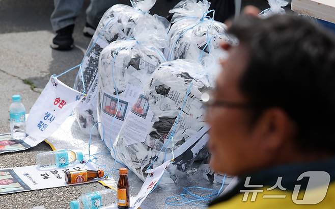 23일 경기도 파주시 임진각 평화랜드 인근에서 납북자가족모임 주최로 열린 '무사귀환 위령제' 행사에서 대북전단이 놓여져 있다. 2025.4.23/뉴스1 ⓒ News1 김성진 기자