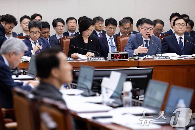 최남호 산업통상자원부 제2차관이 23일 오전 서울 여의도 국회에서 열린 제424회 국회(임시회) 산업통상자원중소벤처기업위원회 제2차 전체회의에서 추경안 등 현안질의에 답변하고 있다. 2025.4.23/뉴스1 ⓒ News1 이재명 기자