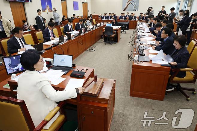 최민희 국회 과방위원장이 23일 오전 서울 여의도 국회에서 열린 과학기술정보방송통신위원회 전체회의에서 추가경정예산안 등 안건을 상정하고 있다. 2025.4.23/뉴스1 ⓒ News1 이광호 기자