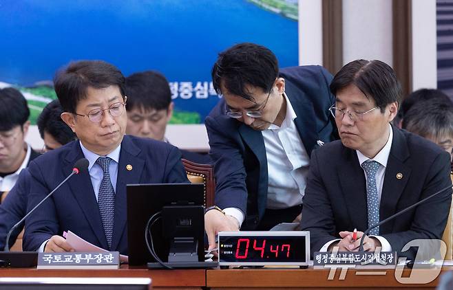 박상우 국토교통부 장관이 23일 오전 서울 여의도 국회에서 열린 제242회 국회(임시회) 국토교통위원회 제2차 전체회의에서 관계자로부터 자료를 전달 받고 있다. 2025.4.23/뉴스1 ⓒ News1 이재명 기자