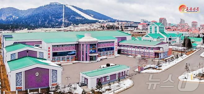 (평양 노동신문=뉴스1) = 북한 노동당 기관지 노동신문은 23일 삼지연시의 리명수거리를 조명하며 음악축전장, 삼지연들쭉음료공장, 삼지연종합전람관, 피로회복원, 고층주택 등을 소개했다. [국내에서만 사용가능. 재배포 금지. DB 금지. For Use Only in the Republic of Korea. Redistribution Prohibited] rodongphoto@news1.kr