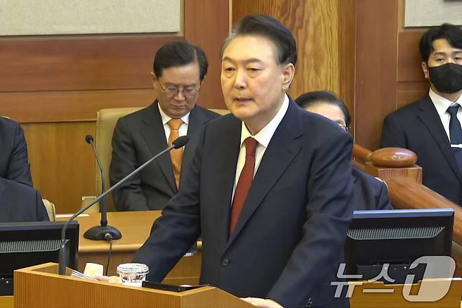 윤석열 대통령이 25일 오후 서울 종로구 헌법재판소에서 열린 대통령 탄핵심판 최종(11차) 변론기일에 출석해 "임기에 연연하지 않고 개헌을 추진하겠다"는 내용의  최종의견을 진술하고 있다. 홍준표 국민의힘 대선 경선 후보는 1월 말 쯤 헌재 최후 진술을 통해 '자진 하야'의 뜻을 밝힌다면 인용이 아닌 기각 결정이 나올  가능성이 높다고 조언했지만 윤 전 대통령은 이와 다른 방향으로 갔다. (헌법재판소 제공. 재판매 및 DB 금지) 2025.2.25/뉴스1 ⓒ News1 민경석 기자