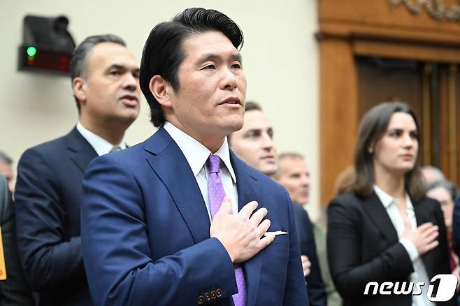 한국계 로버트 허 전 미국 특별검사가 12일(현지시간) 워싱턴의 레이번 하원 빌딩에서 열린 조 바이든 대통령의 기밀 유출·불법보관 의혹 사건과 관련한 하원 법사위원회 청문회에 출석해 국기에 대한 맹세를 하고 있다. 2024.3.13 ⓒ AFP=뉴스1 ⓒ News1 우동명 기자