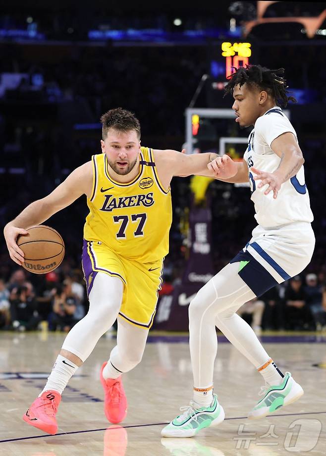 NBA 레이커스 돈치치(왼쪽)가 23일(한국시간) 미네소타와 경기에서 드리블을 하고 있다. ⓒ AFP=뉴스1