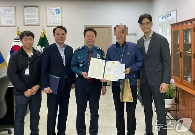 22일 보이스피싱을 막은 60대 택시기사 A 씨가 서울 양천경찰서에서 감사장을 받고 있다.(서울 양천경찰서 제공)