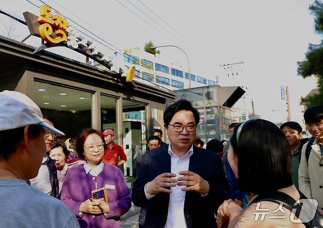 박일하 구청장이 지난 11일 '동작중고거래 스마트쉼터'를 방문해 주민들과 이야기를 나누고 있다.(동작구 제공)