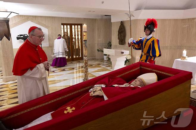 21일(현지시간) 바티칸 산타 마르타의집 내 소성당에서 프란치스코 교황의 시신을 관에 안치하는 입관식이 거행됐다. 교황청은 22일 목관에 안치된 교황의 사진을 선종 후 처음 공개했다. ⓒ 로이터=뉴스1