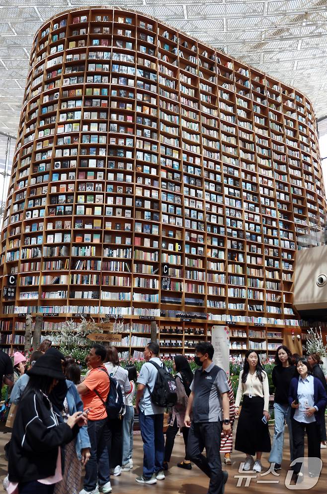 세계 책의 날인 23일 서울 강남구 코엑스 별마당 도서관에서 국내외 관람객들이 책과 함께 사진촬영 등을 하며 즐거운 추억을 만들고 있다.2025.4.23/뉴스1 ⓒ News1 김명섭 기자