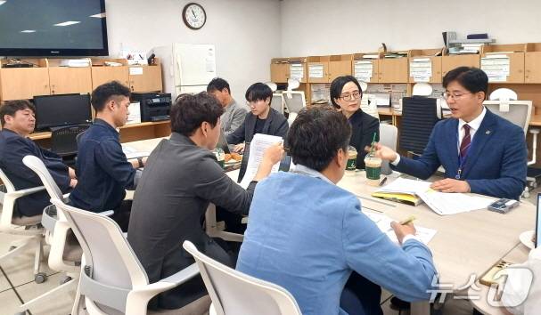 남궁상운 전북교육청 미래교육정책연구소장(사진 맨 오른쪽)이 23일 전북교육청에서 데이터기반 행정고도화 방향에 대해 설명하고 있다./뉴스1 임충식 기자